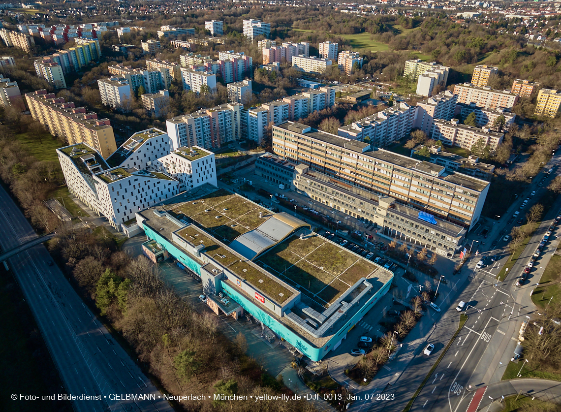 07.01.2023 - Luftbilder vom Plettzentrum mit Montessori Schule in Neuperlach